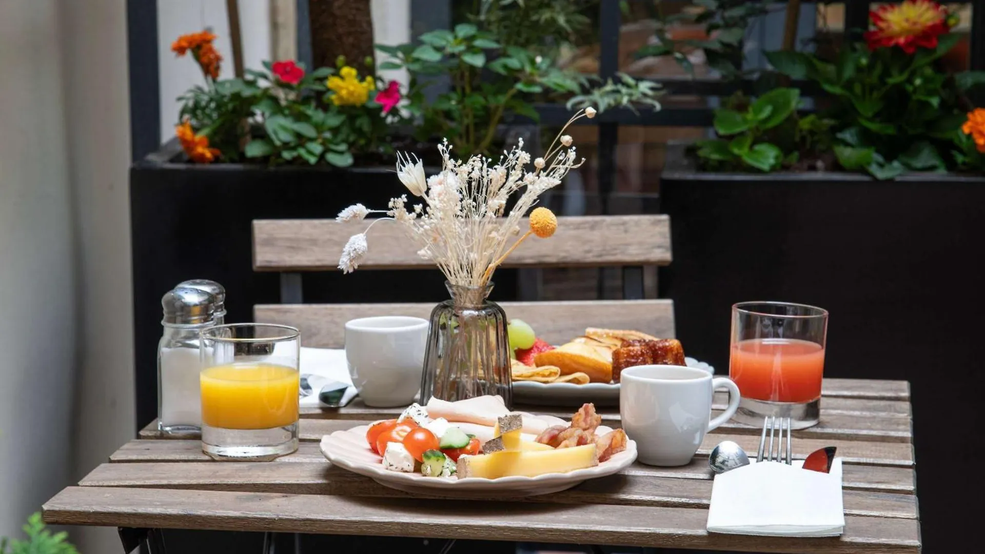 Hotel Mercure Montparnasse Raspail 4*
